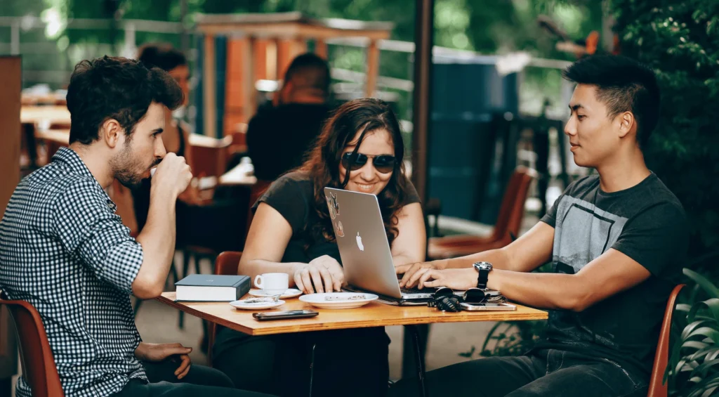 نقش شتاب دهنده ها در کاهش ریسک کارآفرینی و افزایش نرخ موفقیت استارتاپ ها: راهنمای جامع برای کارآفرینان