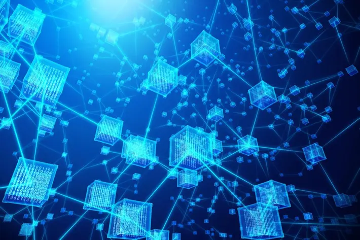 چرا بلاک چین می تواند سیستم های پرداخت بین المللی را سریع تر و ارزان تر کند؟ مقدمه: سرمایه گذاری در تکنولوژی های مالی مدرن امروزه سرمایه گذاری در فناوری های نوین مالی به یکی از مهم ترین عوامل پیشرفت صنعت پرداخت تبدیل شده است. در این میان، فناوری بلاک چین با ارائه راهکارهایی نوآورانه، نقش اساسی در تحول سیستم های پرداخت بین المللی ایفا می کند. اما چگونه این فناوری می تواند انتقال پول را سریع تر و ارزان تر کند؟ بلاک چین چیست و چگونه کار می کند؟ بلاک چین چیست؟ بلاک چین یک فناوری غیرمتمرکز است که اطلاعات تراکنش ها را به صورت دائمی و غیرقابل تغییر در یک دفتر کل توزیع شده ذخیره می کند. این فناوری به واسطه ویژگی های امنیتی و شفافیت خود، در صنایع مختلف، از جمله سیستم های پرداخت بین المللی مورد توجه قرار گرفته است. در بلاک چین، تمامی داده ها در بلاک های متوالی ذخیره می شوند و از طریق فرآیند رمزنگاری ایمن می شوند، که باعث افزایش امنیت و کاهش تقلب می شود. نقش بلاک چین در تحول سیستم های پرداخت یکی از چالش های اصلی در سیستم های پرداخت بین المللی، زمان پردازش طولانی و کارمزدهای بالا است. فناوری بلاک چین با حذف واسطه ها، هزینه های اضافی را کاهش داده و باعث افزایش سرعت تراکنش ها می شود. با استفاده از قراردادهای هوشمند در بلاک‌چین، پرداخت ها می توانند به صورت خودکار و بدون نیاز به تاییدیه بانک ها انجام شوند. درخواست سرمایه گذاری در راهکارهای جدید پرداخت شرکت ها و استارتاپ های فعال در حوزه فین تک به دنبال جذب منابع مالی برای توسعه راهکارهای پرداخت نوآورانه هستند. به همین دلیل، درخواست سرمایه گذاری در این بخش افزایش یافته است. راهکارهای مبتنی بر بلاک‌چین توانسته اند سرمایه گذاران را به دلیل کاهش هزینه های تراکنش و افزایش شفافیت جذب کنند. این فناوری، با ارائه یک شبکه توزیع شده، خطرات ناشی از تمرکز قدرت در بانک های سنتی را از بین می برد و به کاربران امکان کنترل بیشتری بر دارایی هایشان می دهد. کاهش هزینه های تراکنش با بلاک چین یکی از بزرگ ترین مشکلات سیستم پرداخت بین المللی، هزینه های بالای تراکنش است. در روش های سنتی، بانک ها و موسسات مالی نقش واسطه را ایفا کرده و کارمزدهای بالایی از کاربران دریافت می کنند. اما بلاک‌چین با ایجاد یک شبکه غیرمتمرکز، این واسطه ها را حذف کرده و هزینه ها را به میزان قابل توجهی کاهش می دهد. این فناوری به ویژه برای شرکت هایی که حجم بالایی از تراکنش های بین المللی دارند، سودمند است. افزایش سرعت انتقال پول در سطح جهانی یکی دیگر از چالش های سیستم های پرداخت بین المللی، زمان طولانی پردازش تراکنش ها است. بانک های سنتی معمولاً برای تایید و تسویه تراکنش های بین المللی به چند روز زمان نیاز دارند. اما فناوری بلاک چین می تواند این فرایند را به چند دقیقه کاهش دهد. به کمک استفاده از شبکه های بلاک چینی مانند ریپل (Ripple) و استیبل کوین ها، نقل و انتقالات مالی در سطح جهانی با سرعت و کارایی بیشتری انجام می شود. امنیت بالاتر و کاهش خطر تقلب بلاک‌چین به دلیل ساختار غیرمتمرکز و رمزنگاری پیشرفته، امنیت سیستم پرداخت بین المللی را افزایش می دهد. در روش های سنتی، خطر سرقت اطلاعات و تقلب بسیار بالا است. اما بلاک‌چین امکان جعل تراکنش ها را تقریبا غیرممکن می کند و باعث افزایش اعتماد کاربران به این سیستم ها می شود. همچنین، بلاک‌چین از طریق تکنولوژی دفتر کل توزیع شده (DLT) اطلاعات را به گونه ای ذخیره می کند که هیچ فرد یا نهادی قادر به تغییر یک طرفه داده ها نباشد. آینده پرداخت های بین المللی با بلاک‌چین با گسترش پذیرش بلاک‌چین در صنایع مختلف، انتظار می رود که سیستم پرداخت بین المللی در آینده بیش از پیش به این فناوری وابسته شوند. بسیاری از بانک ها و موسسات مالی در حال آزمایش راهکارهای مبتنی بر بلاک‌چین هستند تا از مزایای آن بهره ببرند. همچنین، استفاده از ارزهای دیجیتال مبتنی بر بلاک‌چین، مانند بیت کوین و اتریوم، امکان انجام تراکنش های بین المللی را بدون نیاز به بانک های واسطه فراهم کرده و هزینه های انتقال وجه را کاهش داده است. آیا بلاک‌چین آینده پرداخت های بین المللی را شکل خواهد داد؟ با توجه به مزایای متعدد بلاک‌چین، از جمله کاهش هزینه ها، افزایش سرعت و امنیت بالاتر، به نظر می رسد که این فناوری می تواند آینده سیستم های پرداخت بین المللی را متحول کند. با این حال، چالش هایی نظیر مقررات دولتی، نوسانات قیمت ارزهای دیجیتال و پذیرش عمومی این فناوری باید برطرف شوند. اگر بانک ها و موسسات مالی به این فناوری روی بیاورند و زیرساخت های مناسبی برای آن فراهم شود، شاهد انقلابی در نحوه انجام تراکنش های بین المللی خواهیم بود. زی تک مرکز نوآوری زرین پال زی تک به عنوان مرکز نوآوری زرین پال با هدف حمایت از استارتاپ های نوپا و دانش بنیان، بستری مطمئن برای رشد و توسعه فراهم کرده است. با ارائه خدماتی چون سرمایه گذاری خطر پذیر مشاوره تخصصی، منتورینگ و اتصال به شبکه ای گسترده از شرکای استراتژیک، زی‌تک همراه استارتاپ هادر مسیر رسیدن به موفقیت است در زی تک، نوآوری معنا میابد و آینده کسب و کار ها شکل میگیرد 