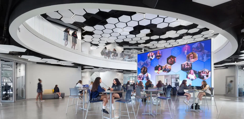 مرکز نوآوری و تأثیر آن بر شبکه سازی و انتقال تجربه بین کارآفرینان