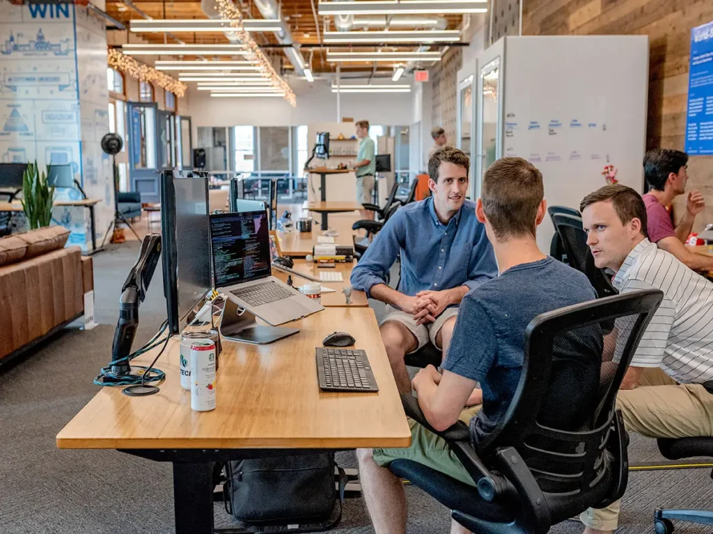 انکوباتور کارآفرینی چیست و چرا برای موفقیت استارتاپ ها حیاتی است؟